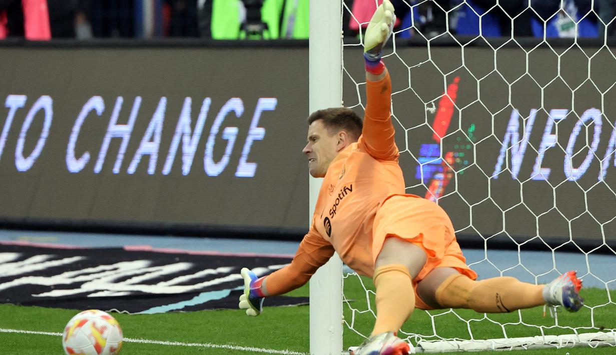 Dalam babak adu penalti, kiper Barcelona Marc-Andre ter Stegen tampil sebagai pahlawan dengan mampun menggagalkan dua dari empat kesempatan penalti Real Betis. Sementara empat penendang Barcelona semuanya mampu menjalankan tugasnya dengan baik. (AFP/Giuseppe Cacace)