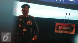Kapolri Badrodin haiti turun podium usai memberikan paparan ASEANAPOl ke-35 di Jakarta, Selasa (4/8/2015). Konferensi ASEANAPOl ke-35 mengusung salah satu poin kesepakatan bersama lembaga polisi se-ASEAN lainnya . (Liputan6.com/Faizal Fanani)
