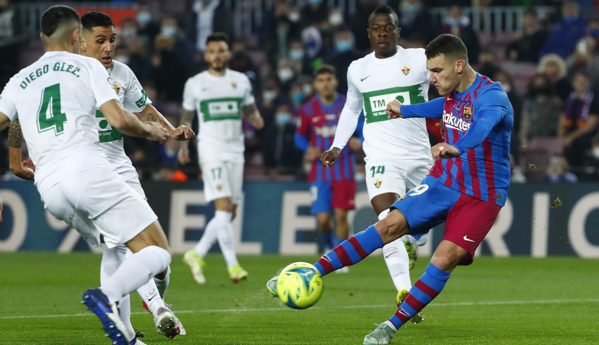 Anak asuh Xavi begitu mendominasi jalannya laga dengan pengusaan bola mencapai 74 persen. Mereka mampu melepaskan 19 tendangan dengan 8 diantaranya mengarah ke gawang. (AP/Joan Monfort)