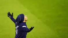 Pemain Prancis, Kylian Mbappe, tampak menikmati sesi latihan jelang laga uji coba di Clairefontaine-en-Yvelines, Selasa (10/11/2020). Prancis akan berhadapan dengan Finlandia. (Yoan Valat, Pool via AP)