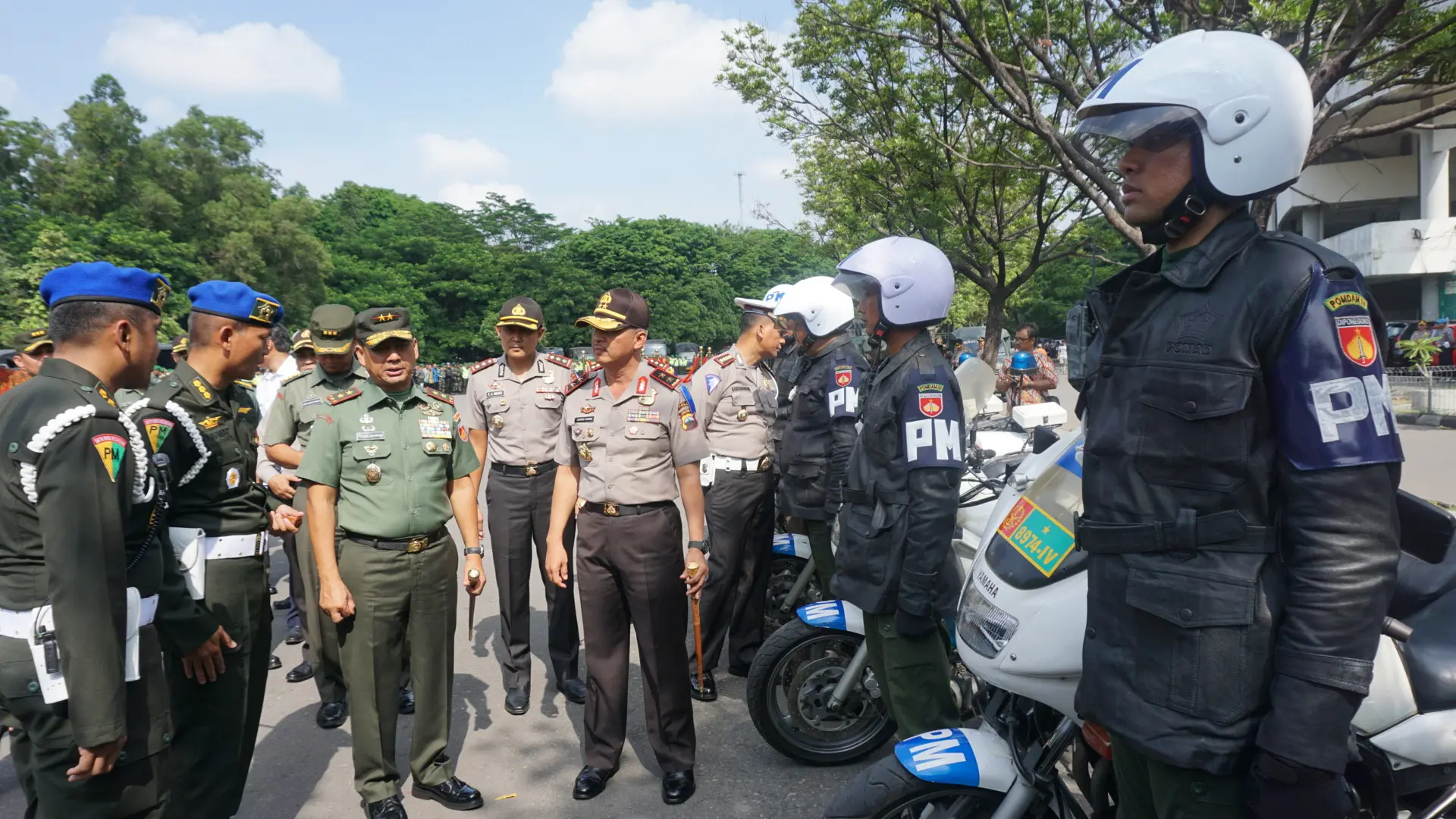 Pangdam IV Diponegoro, Mayjen TNI Tatang Sulaiman, dan Kapolda Jawa Tengah Irjen Pol Condro Kirono memimpin apel pasukan pengamanan pernikahan putri Presiden Jokowi. (Liputan6.com/Fajar Abrori)