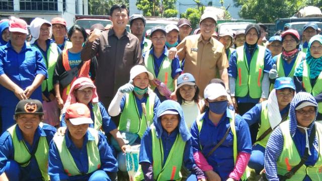 Dukung Petugas Kebersihan, Max Lomban Serahkan 10 Unit Kendaraan Pengangkut Sampah