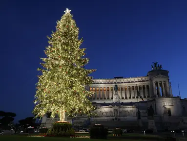 Sebuah pohon Natal di Piazza Venezia di Roma, Italia (14/12/2020). Berbagai pernak-pernik dan aksesoris menghiasi kota Roma menyambut Natal. (Xinhua/Cheng Tingting)