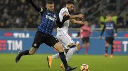 Striker Inter Milan, Mauro Icardi, berusaha merebut bola dari bek Atalanta, Jose Luis Palomino, pada laga Serie A Italia di Stadion San Siro, Milan, Minggu (19/11/2017). Inter menang 2-0 atas Atalanta. (AFP/Miguel Medina)