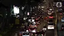 Sejumlah kendaraan antre untuk mengisi bahan bakar minyak (BBM) di SPBU Jalan MT Haryono, Jakarta, Kamis (31/3/2022). Harga BBM jenis Pertamax naik dari Rp 9.000 menjadi Rp 12.500 mulai 1 April 2022 pukul 00.00. (Liputan6.com/Helmi Fithriansyah)