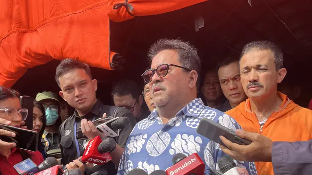 Wakil Gubernur (Wagub) Jakarta Rano Karno menyambangi korban kebakaran di Bukit Duri, Tebet, Jakarta Selatan, Minggu (20/7/2025).