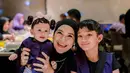 Umi Kalsum mendapat kejutan diner di sebuah restoran. Potret bahagia umi Kalsum bersama cucu yang juga hadir dalam acara tersebut. [Instagram/ayutingting92]