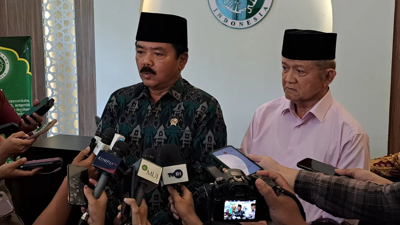 Menko Polhukam Hadi Tjahjanto bersilaturahmi ke kantor Majelis Ulama Indonesia (MUI) di Jakarta Pusat, Selasa (5/3/2024). Hadi diterima oleh Wakil Ketua Umum MUI KH Marsudi Syuhud dan Anwar Abbas. (Merdeka.com/ Muhammad Genantan Saputra)