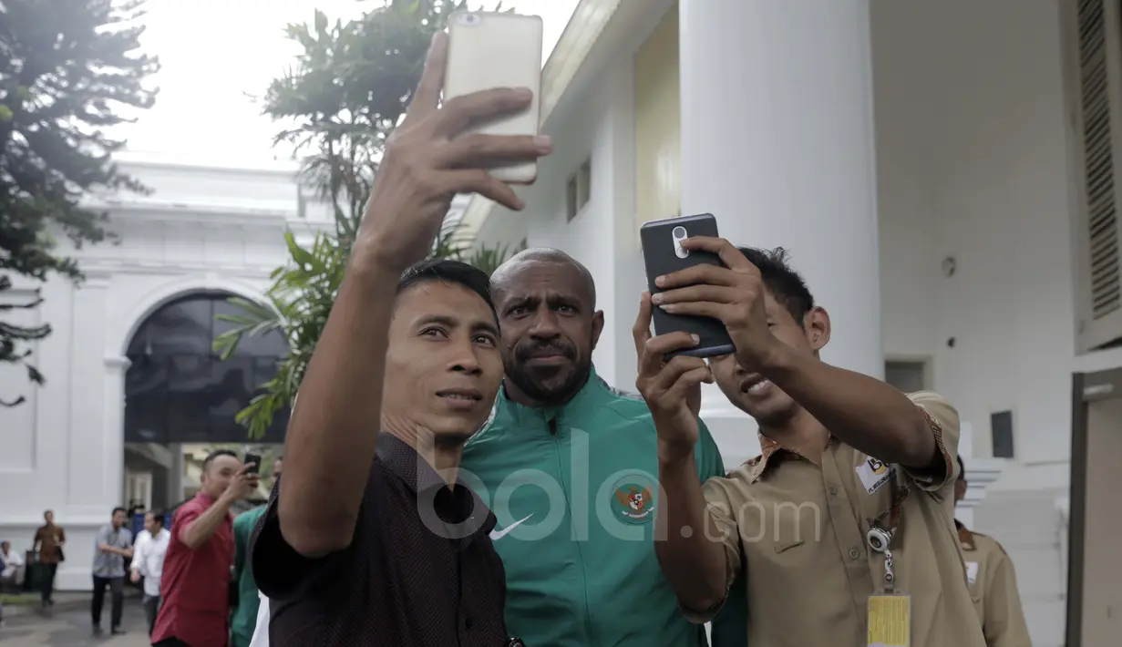 Fans berebut selvie bersama kapten Timnas Indonesia, Boaz Solossa di Istana Negara, Jakarta, (19/12/2016). (Bola.com/Nicklas Hanoatubun)