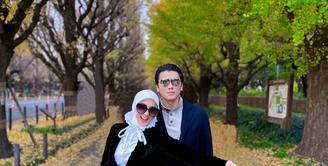 Seperti potret satu ini yang berpose di tengah pohon gugur, Syahrini dan Reino Barack tampil serasi dengan busana warna gelap. Syahrini memadukan blazer dan rok plisket, sementara Reino memadukan kaus polo, coat biru dongker, dan celana panjang hitam. @princessyahrini.