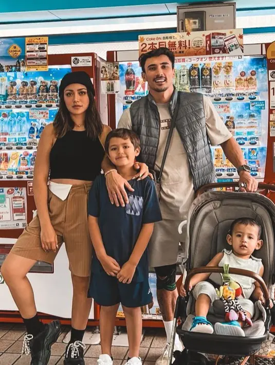 Jessica juga mengenakan atasan sleeveless hitam crop top dipadukan celana pendek coklat. Ia juga mengenakan bennie dan sneaker warna hitam. [@inijedar]