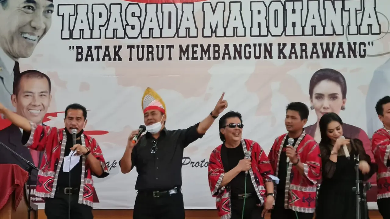 Deklarasi dukungan Paslon Bupati Karawang Yessi-Adly digelar dengan menghelat konser musik Batak. (Liputan6.com/Bam Sinulingga)