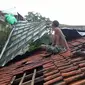 Belasan Rumah di Bogor Rusak Diterjang Puting Beliung, 1 Orang Luka (Liputan6.com/Achmad Sudarno)