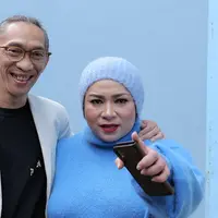 Bukan hal yang mudah dalam membina rumah tangga. Tidak banyak pasangan artis yang bisa menjaga keharmonisan rumah tangganya hingga diatas 20 tahun. (Deki Prayoga/Bintang.com)