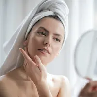Cegah kulit kering dan ketarik saat mencuci wajah, simak 5 rekomendasi facial wash untuk kulit kering berikut ini. (Pexels/andrea piacquadio).