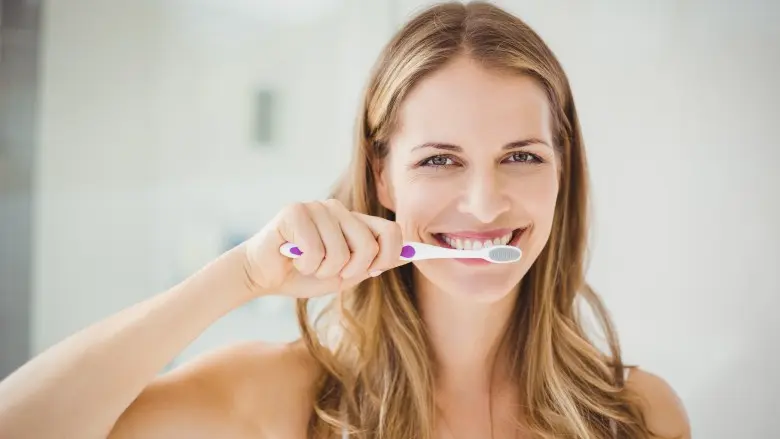 Ternyata ini alasan gigimu jadi sensitif setelah melakukan pembersihan karang gigi. (Sumber Foto: Shutterstock/The List)