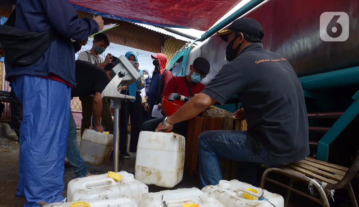 Distribusi minyak goreng curah di Pasar Perumnas, Jumat (25/2/2022). Langkah cepat dalam mengisi pasokan ke pasar-pasar diharapkan bisa menstabilkan harga minyak goreng curah yang ditetapkan pemerintah sebesar Rp 11.500 per liter. (merdeka.com/Imam Buhori)