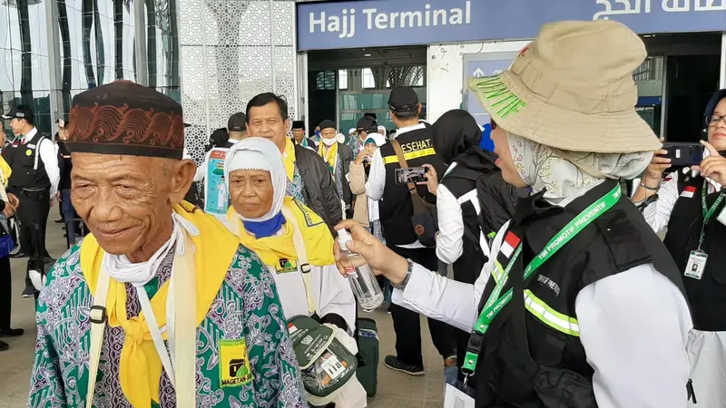 Jemaah Haji Indonesia di Terminal Haji di Bandara Prince Mohammed bin Abdul Aziz di Madinah. Liputan6.com/Nurmayanti