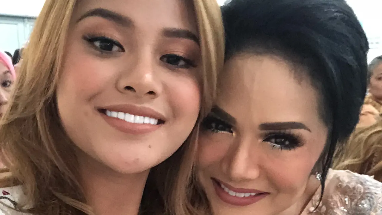 Krisdayanti dan Aurel Hermasnyah.