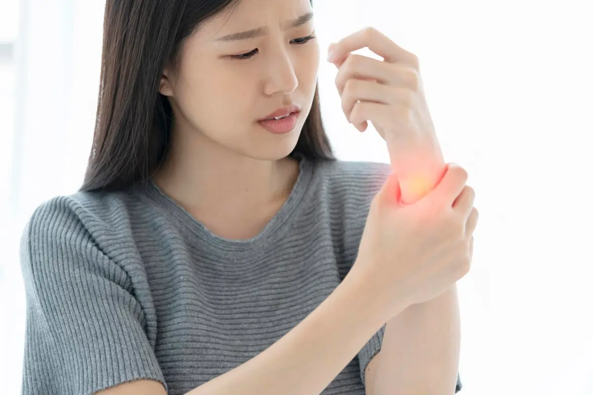 Bukan Cuma Flu, Ini 7 Penyakit yang Sering Mengincar Anak Muda