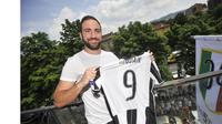 Striker anyar Juventus, Gonzalo Higuain, saat memamerkan seragam baru bernomor punggung sembilan. (Juventus). 