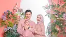 Di lain foto, mereka tampil sweet mengenakan busana warna pink. Dress dengan detail embroidered floral membuat Ria Ricis terlihat semakin cantik. @riaricis1975/@teukuryantr.