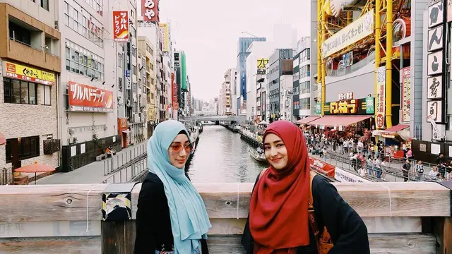 6 Potret Kebersamaan Cindy Fatikasari dan Putri Sulung, Bak Kakak Adik