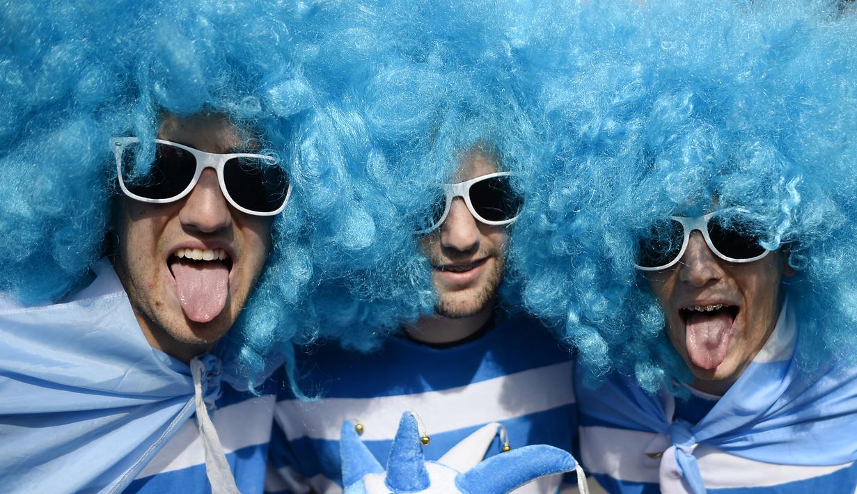 Atribut unik digunakan supporter tim rugby Argentina jelang laga Piala Dunia Rugby melawan Georgia di Kingsholm, Inggris, Jumat (25/9/2015). (Reuters/Dylan Martinez)
