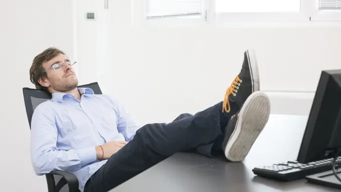 3 Cara Agar Kamu Sukses Meski Bermalas-malasan di Kantor