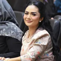 Krisdayanti kini sibuk mengurusi maraknya kasus gagal ginjal akut pada anak yang menewatkan 195 orang. Di Indonesia, kasusnya mencapai lebih dari 300. Memperkuat komisi IX DPR RI yang menangani kesehatan masyarakat dan ketenagakerjaan, KD hadir dalam rapat harmonisasi usulan Rancangan Undang-Undang Pengawasan Obat dan Makanan di Jakarta, pekan ini. (Foto: Dok. Instagram @krisdayantilemos)