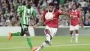 Pemain Manchester United, Marcus Rashford, melepaskan tendangan saat melawan Real Betis pada leg kedua babak 16 besar Liga Europa di Stadion Benito Villamarin, Jumat (17/3/2023). Manchester United melangkah dengan tegas ke perempat final atau 8 besar Liga Europa 2022-2023. (AFP/Cristina Quicler)