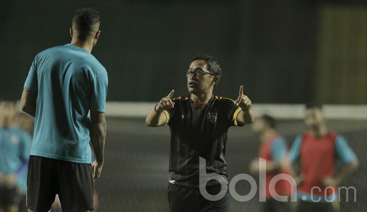 Pelatih Arema, Aji Santoso, saat menggelar latihan jelang lawan Persija di Stadion Patriot, Bekasi, Rabu, (31/05/2017). Arema siap mencuri poin di kandang Persija. (Bola.com/M Iqbal Ichsan)