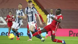 Striker Liverpool, Sadio Mane, mencetak gol ke gawang West Bromwich Albion pada laga Liga Inggris di Stadion Anfield, Minggu (27/12/2020). Kedua tim bermain imbang 1-1. (Nick Potts/Pool via AP)