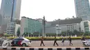 Suasana jalan lengang di kawasan bundaran HI, Jakarta, Jumat (4/11). Kawasan tersebut yang biasanya padat lalu lintas menjadi lengang akibat adanya Aksi Damai 4 November. (Liputan6.com/Angga Yuniar)