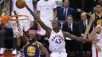 Pebasket Toronto Raptors, Pascal Siakam, berusaha memasukan bola saat melawan Golden State Warriors pada laga Final NBA di Scotiabank Arena, Toronto, Kamis (30/5). Raptors menang 118-109 atas Warriors. (AP/Nathan Denette)
