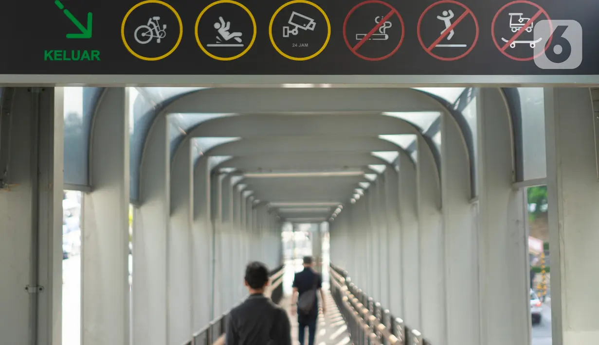 Rambu larangan melintas untuk skuter listrik terpasang di Jembatan Penyeberangan Orang (JPO) Bundaran Senayan, Jakarta, Jumat (15/11/2019). Rambu tersebut untuk mengantisipasi adanya penguna skuter listrik yang masuk ke JPO. (Liputan6.com/Immanuel Antonius)