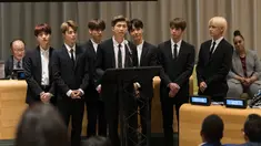 Boyband Korea Selatan, BTS berbicara dalam Sidang Umum Perserikatan Bangsa-Bangsa (PBB) di New York, Senin (24/9). RM sebagai pemimpin grup, mewakili Bangtan Boys dan anak muda di dunia membahas tentang pentingnya mencintai diri sendiri. (MARK GARTEN/AFP)