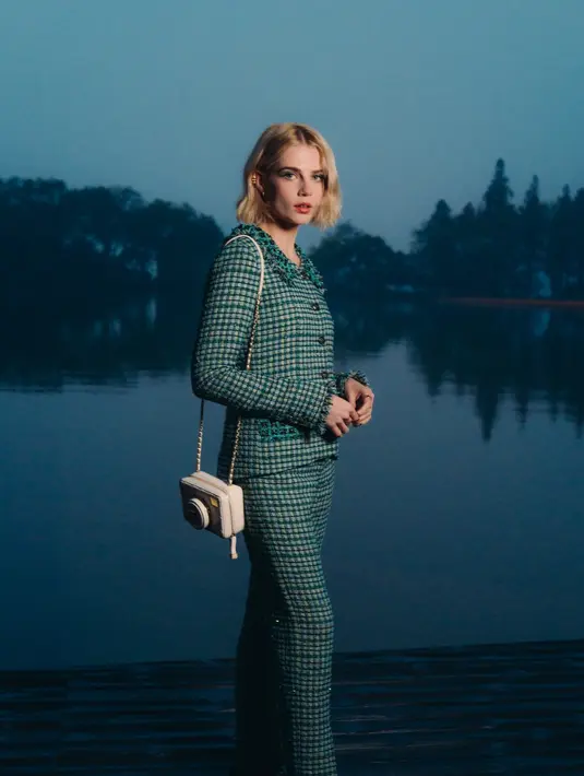 Lucy Boynton, pemeran dalam film Bohemian Rhapsody, tampil memesona dengan setelan tweed bermotif plaid berwarna hijau-putih. Penampilannya yang segar dan penuh gaya mengundang perhatian banyak orang, menjadikannya salah satu ikon fashion di acara tersebut. [Dok/Chanel].