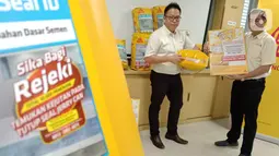 Channel Distribution & TM Building Finishing Manager Basuki Setiawan
dan Application Field Manager menunjukan produk Sika di Gudang Sika Indonesia, Bogor, Selasa (24/05/2022). Sika Indonesia mengadakan loyalty program yaitu Sika Bagi Rejeki untuk produk SikaTop 107 Seal dan Sika Lebih Untung untuk Sikamur 130 Thinbed dengan mengirimkan kode unik berhadiah total ratusan juta rupiah. (Liputan6.com/HO/Reza)