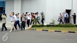 Sejumlah karyawan mengikuti simulasi Gempa Bumi dan Kebakaran di Kantor BNPB, Jakarta, Rabu (26/4). Simulasi ini juga bertujuan menumbuhkan budaya sadar bencana dan guna mengurangi resiko saat terjadi musibah. (Liputan6.com/Johan Tallo)
