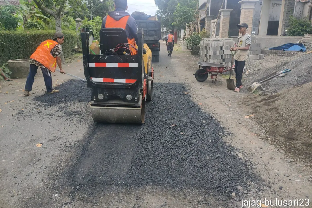 Proses pengerjaan jalan di sejmlah titik jalan poros di Banyuwangi (Istimewa)