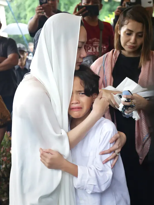 BCl dan Noah Sinclair pemakaman Ashraf Sinclair di San Diego Hils, Karawang, Selasa (18/2). (Bambang E Ros/Fimela.com)