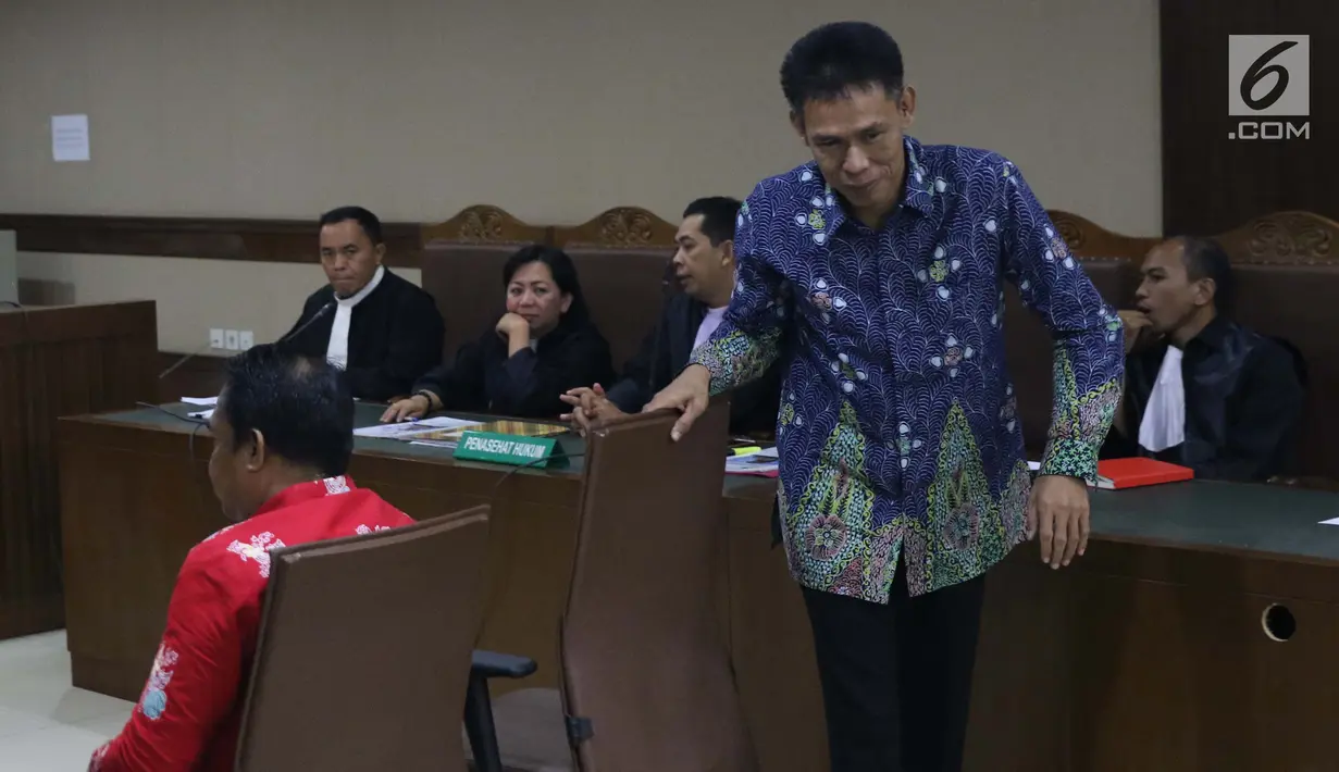 Mantan anggota Komisi B DPRD Kalteng, Arisavanah saat sidang perdana pembacaan dakwaan di Pengadilan Tipikor, Jakarta, Rabu (13/3). Empat Anggota DPRD Kalteng didakwa menerima suap senilai Rp240 juta. (Liputan6.com/Helmi Fithriansyah)