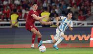 Bek Timnas Indonesia, Elkan Baggott, mengawal pergerakan pemain Timnas Argentina, Facundo Buonanotte, dalam laga FIFA Matchday di Stadion Utama Gelora Bung Karno, Senayan, Jakarta, Senin (19/6/2023). (Bola.com/Bagaskara Lazuardi)