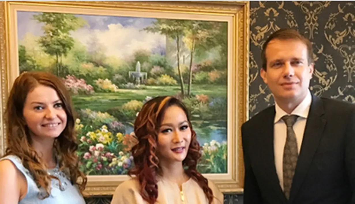 Perjuangan Inul Daratista masuk ke dunia hiburan terbilang berat. Mengawali kariernya sebagai penyanyi dari panggung ke panggung di kampungnya. Ia lantas ke Jakarta dengan gaya goyang ngebor. Sempat menjadi kontroversi kehadiran Inul. (Instagram/inul.d)