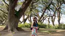 Ayu Ting Ting memilih menikmati keindahan Banyuwangi sebagai hiburan akhir tahun bersama keluarga. Ia pun tampil dengan atasan sleeveless biru dipadukan skirt panjang motif bunga dan sandal Hermes hitam. [@ayutingting92]
