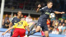 Pemain Inter Milan, Matias Vecino (kanan) mengontrol bola saat berduel dengan pemain Benevento, Pietro Iemmello pada lanjutan Serie A di Ciro Vigorito Stadium, Benevento, (01/10/2017). Inter Milan menang 2-1. (AFP/Carlo Hermann)