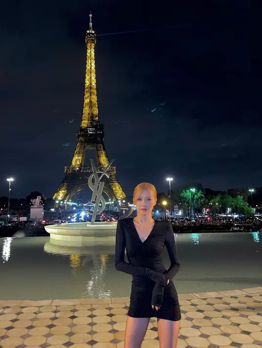 Berpose dengan latar Menara Eiffel, Rose mengenakan little black dress. Dress lengan panjang ini membalut tubuhnya dengan sempurna. Foto: Instagram.