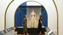 Ratusan busana mendiang Ratu Elizabeth II akan dipamerkan untuk kali pertama di Istana Buckingham, London, Inggris. Tampak dalam foto, staf Royal Collection Trust melihat busana pernikahan Putri Elizabeth, yang dipamerkan di pameran 'Queen Elizabeth II: Her Life in Style', di The King's Gallery, Istana Buckingham, London, Inggris, Kamis 9 April 2026. (AP Photo/Kirsty Wigglesworth)