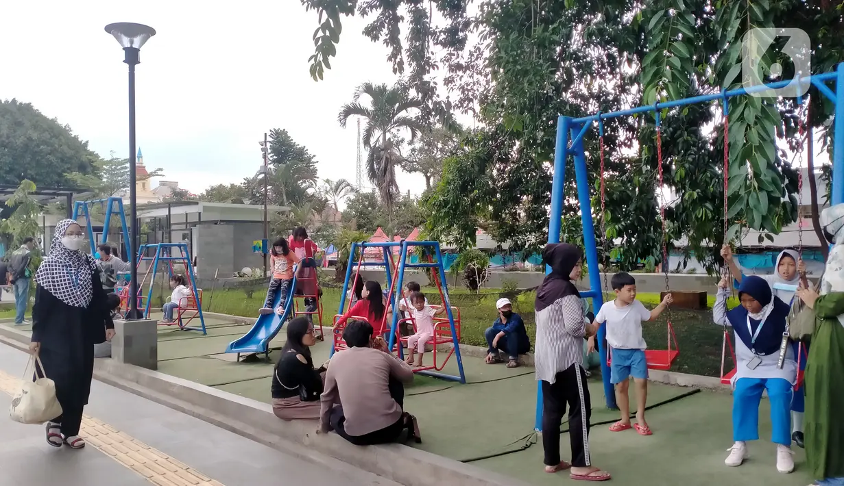 Anak-anak bermain di Alun-Alun Kota Bogor, Jawa Barat, Senin (26/9/2022). Dulunya Alun-alun Kota Bogor bernama Taman Wihelmina, setelah itu sempat berubah fungsi menjadi terminal dan Taman Ade Irma Suryani. (Liputan6.com/Magang/Aida Nuralifa)